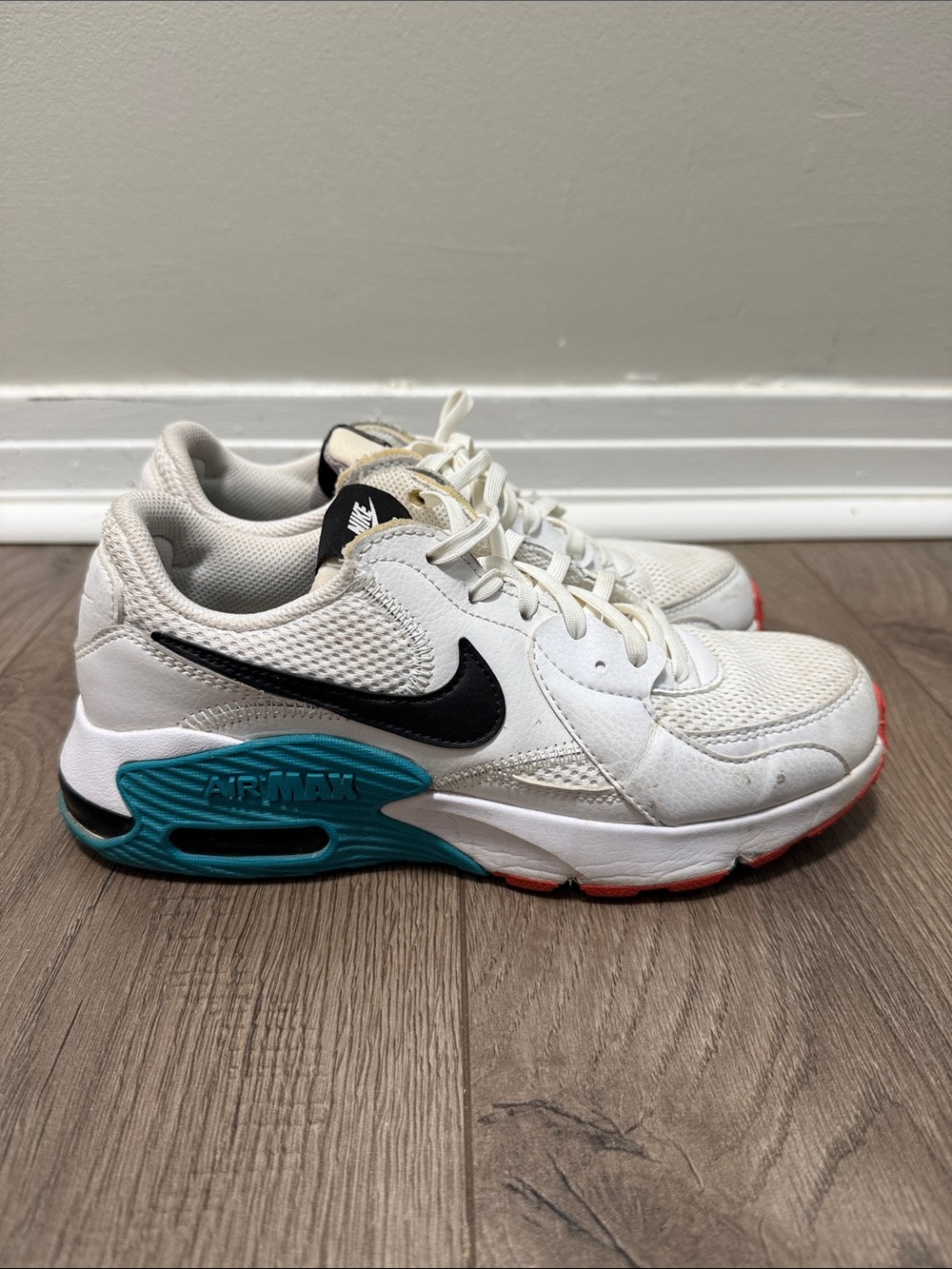 Nike AirMax Women’s Sneakers with Black Swoosh and Teal Heel Accent Size 7